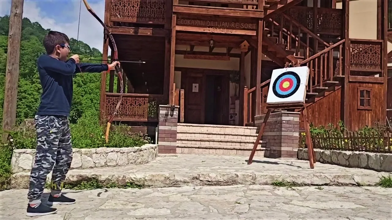 Actividad de tiro con arco en el Ecokayan Dilijan Resort Hotel