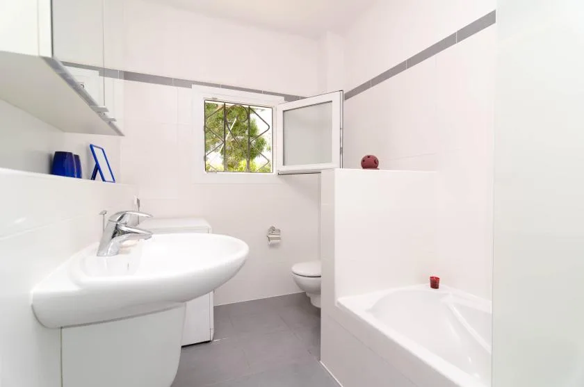 Un baño con lavabo, inodoro y bañera.