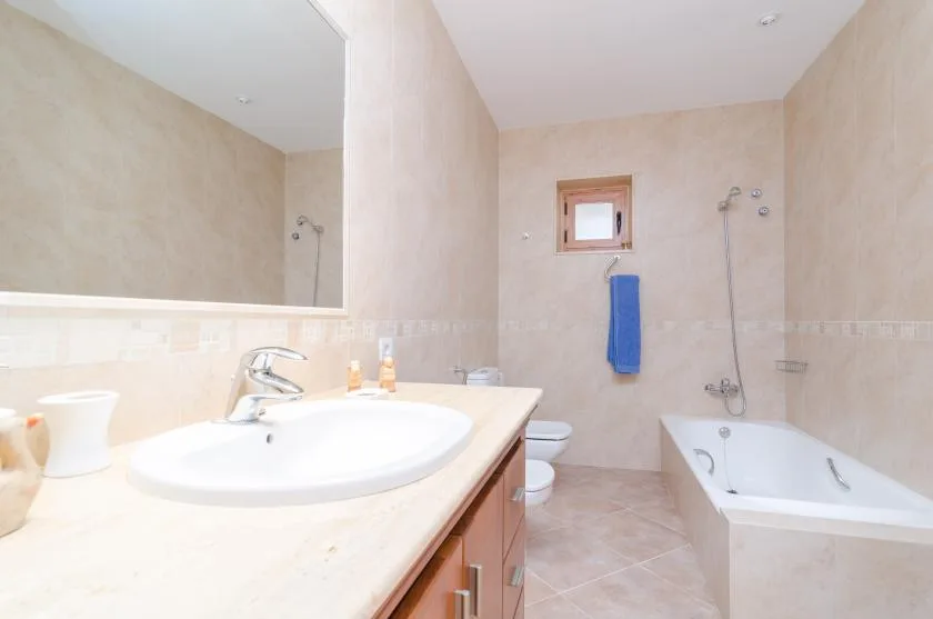 Un baño con lavabo, inodoro y bañera.
