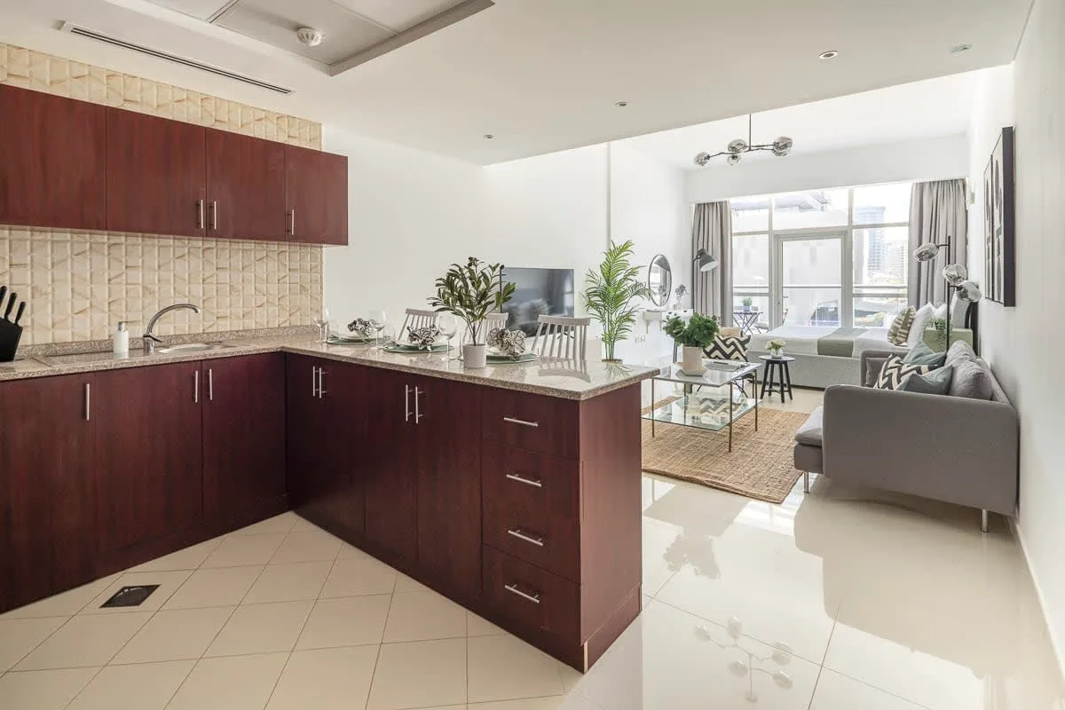 Cocina y sala de estar de concepto abierto con barra de comedor y asientos.