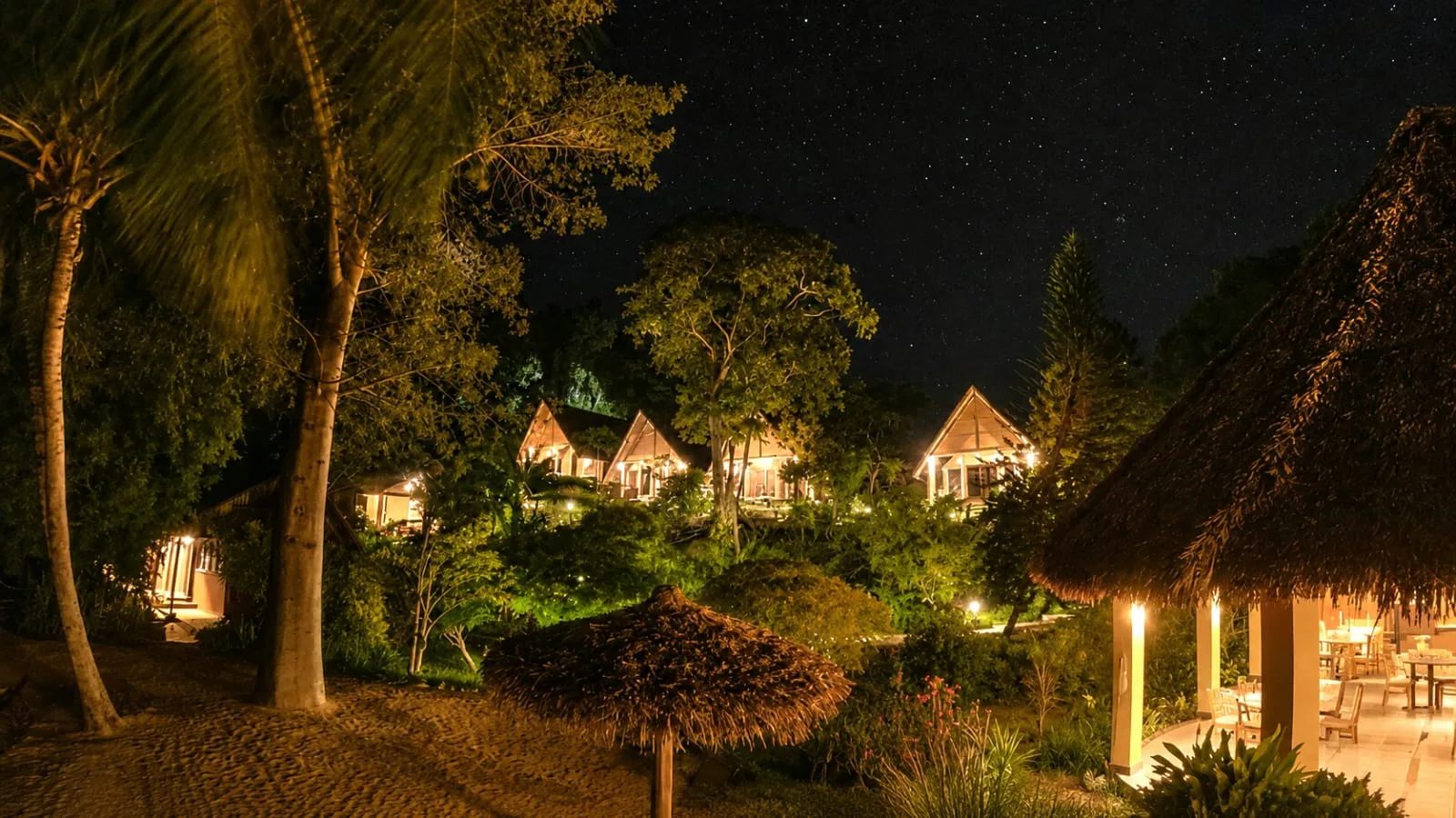 Sakatia Lodge at night