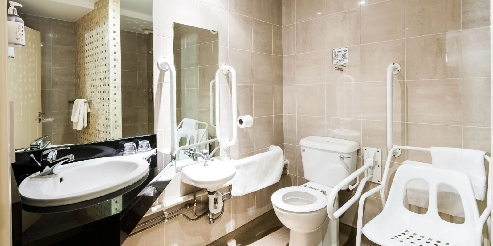 Habitación descrita como accesible para personas en silla de ruedas