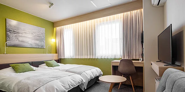 Habitación con dos camas individuales juntas de estilo Hollywood