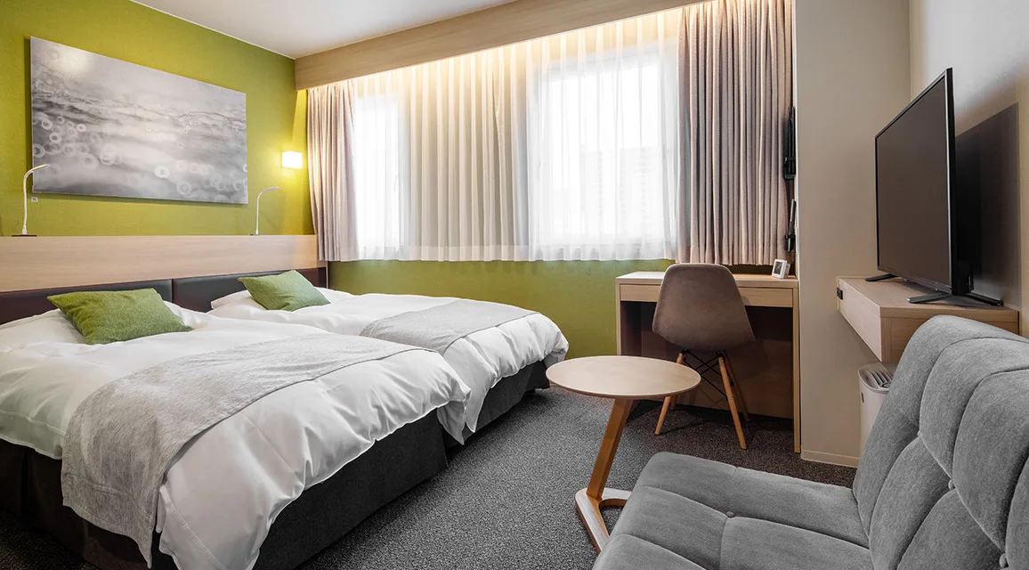 Habitación con dos camas individuales juntas de estilo Hollywood