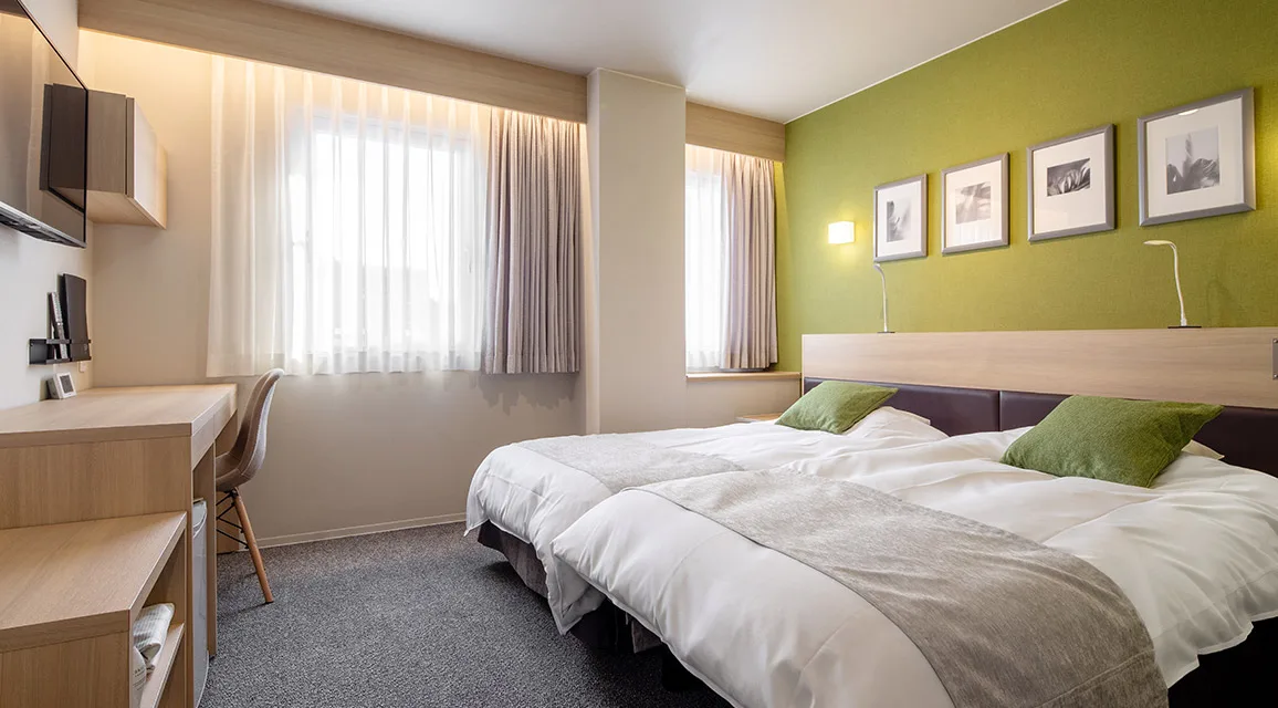 Habitación con dos camas individuales juntas de estilo Hollywood