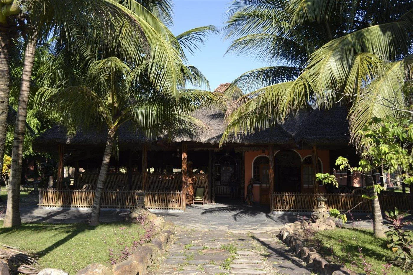 La Isla Resort grounds