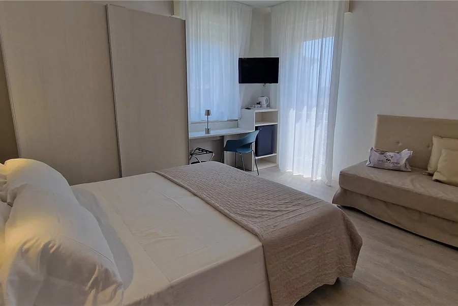 Bright room with double bed