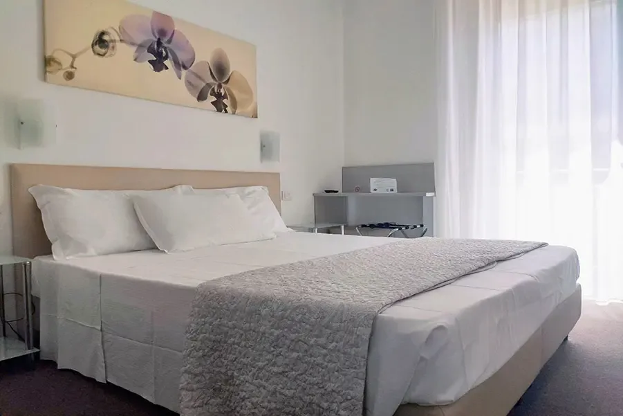 Dormitorio moderno con cama doble