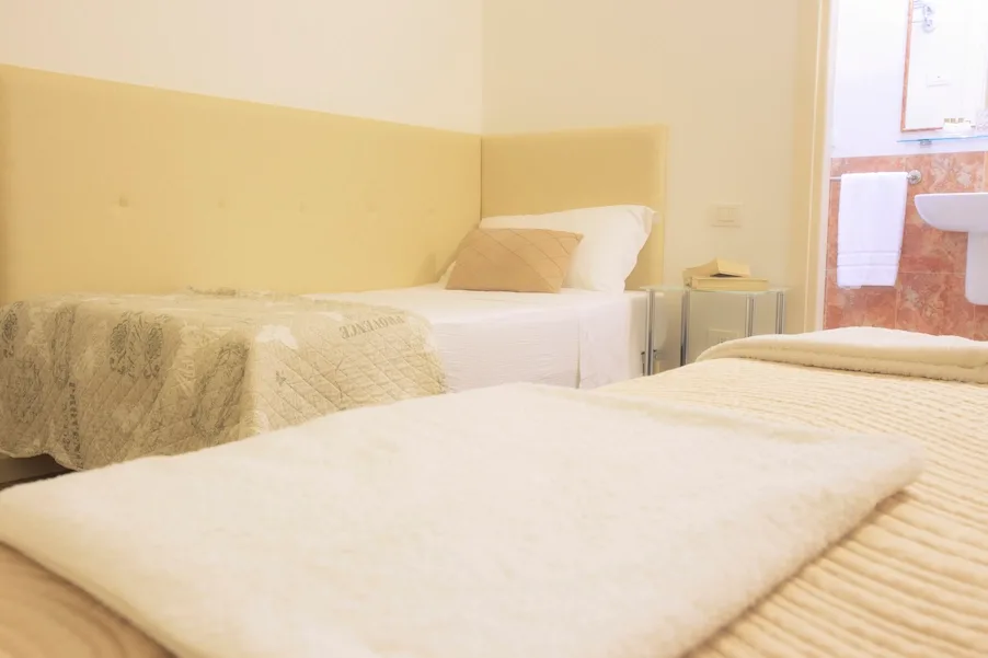 Bedroom with single beds and bathroom