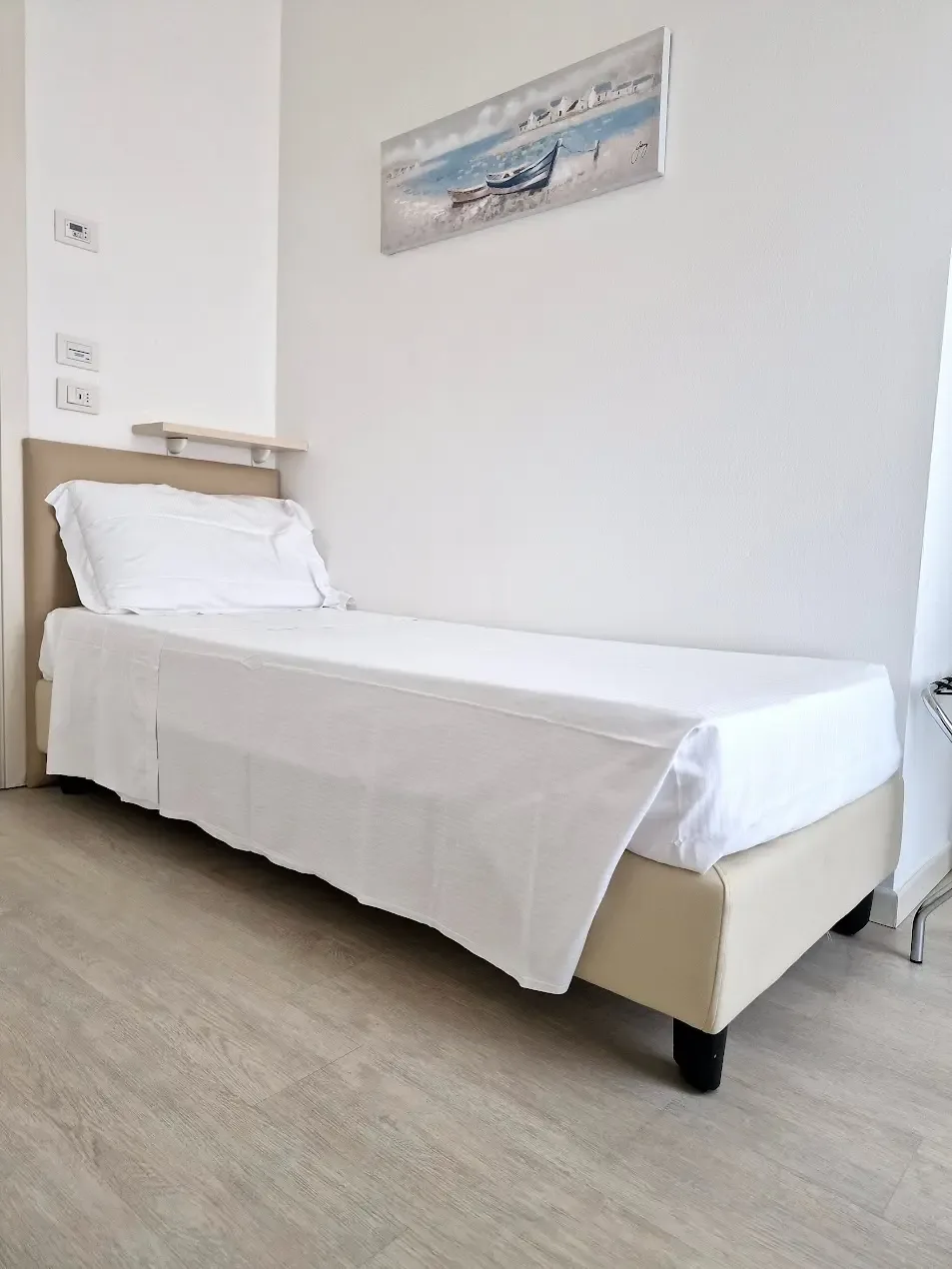 Modern room with single bed