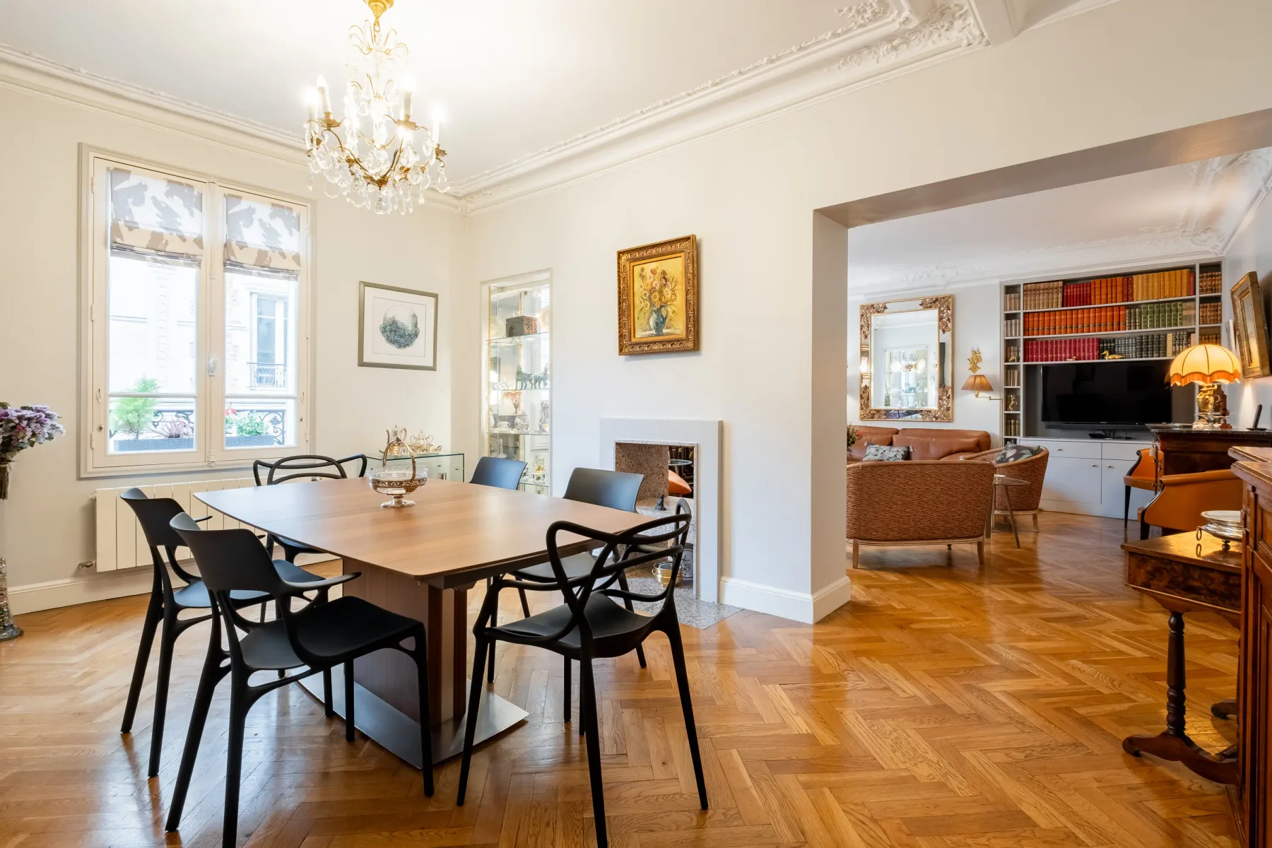 Un comedor luminoso con una mesa grande y una zona de estar contigua.