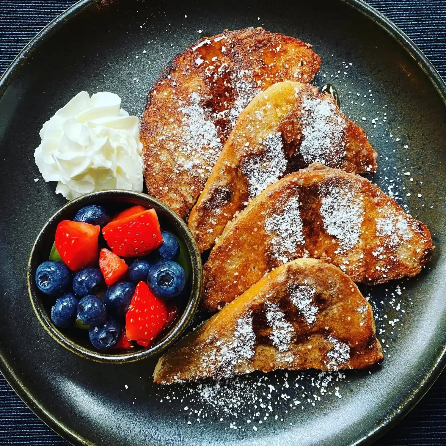 Tostadas francesas con nata y fruta