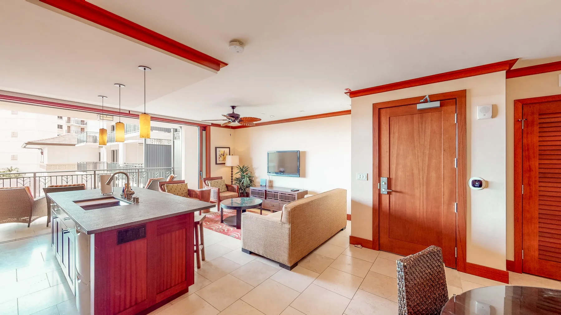 Una luminosa sala y comedor con una barra de cocina y asientos.