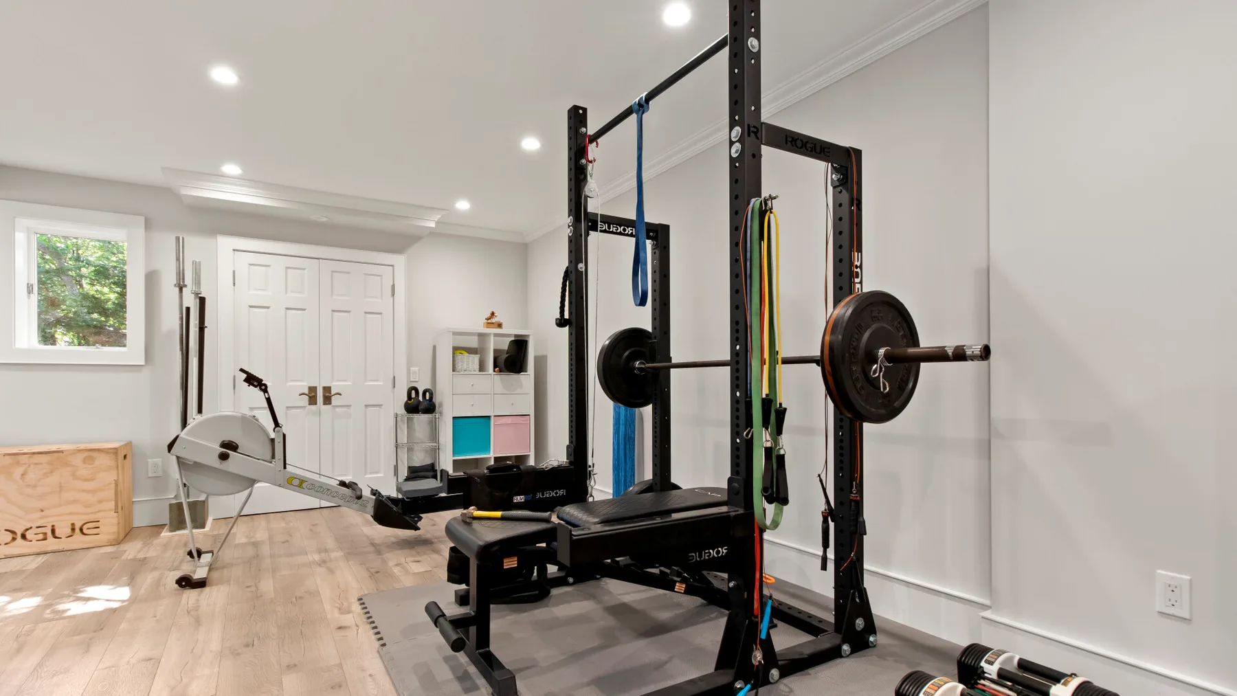 Un gimnasio en casa con un soporte de pesas y equipo de ejercicio.