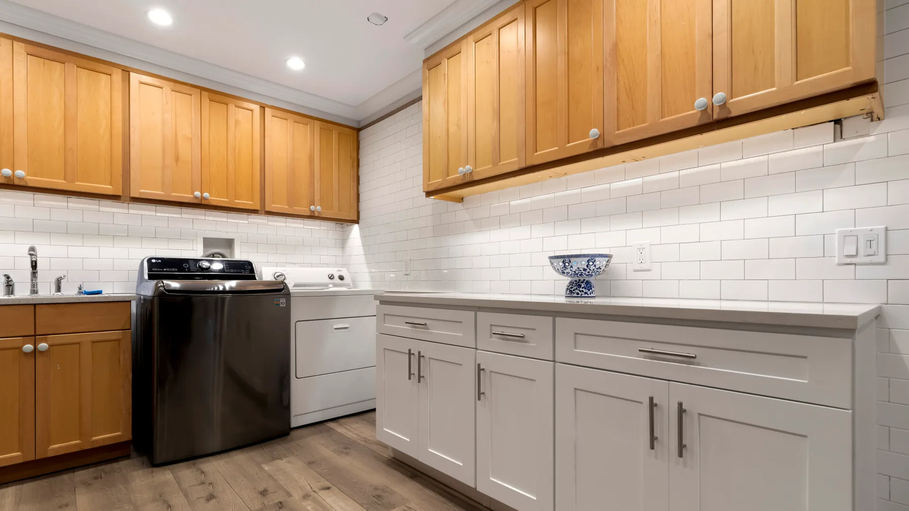 Una cocina con gabinetes superiores de madera y un lavavajillas oscuro.