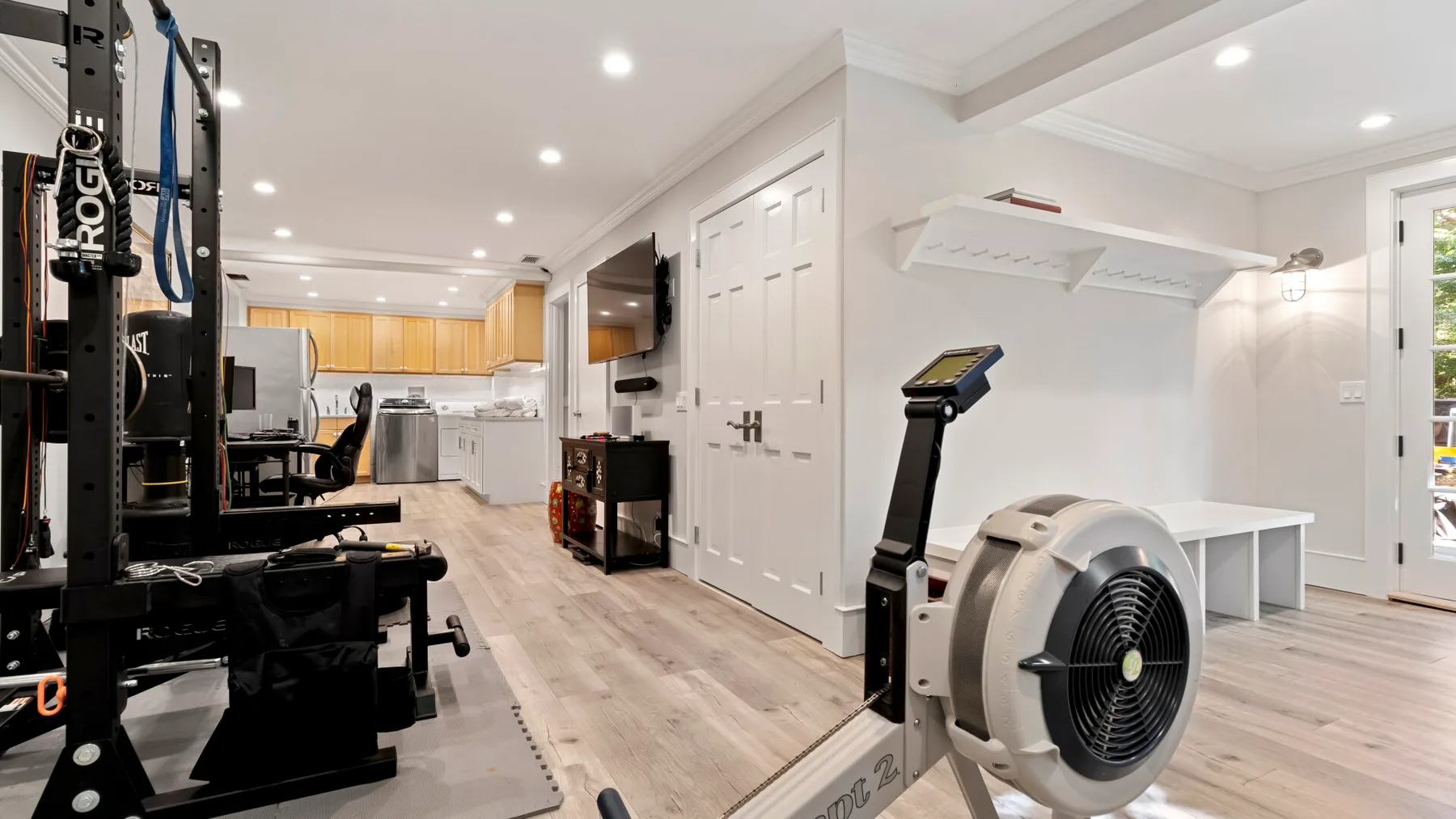 Un gimnasio en casa con equipo de ejercicio y una máquina de remo.