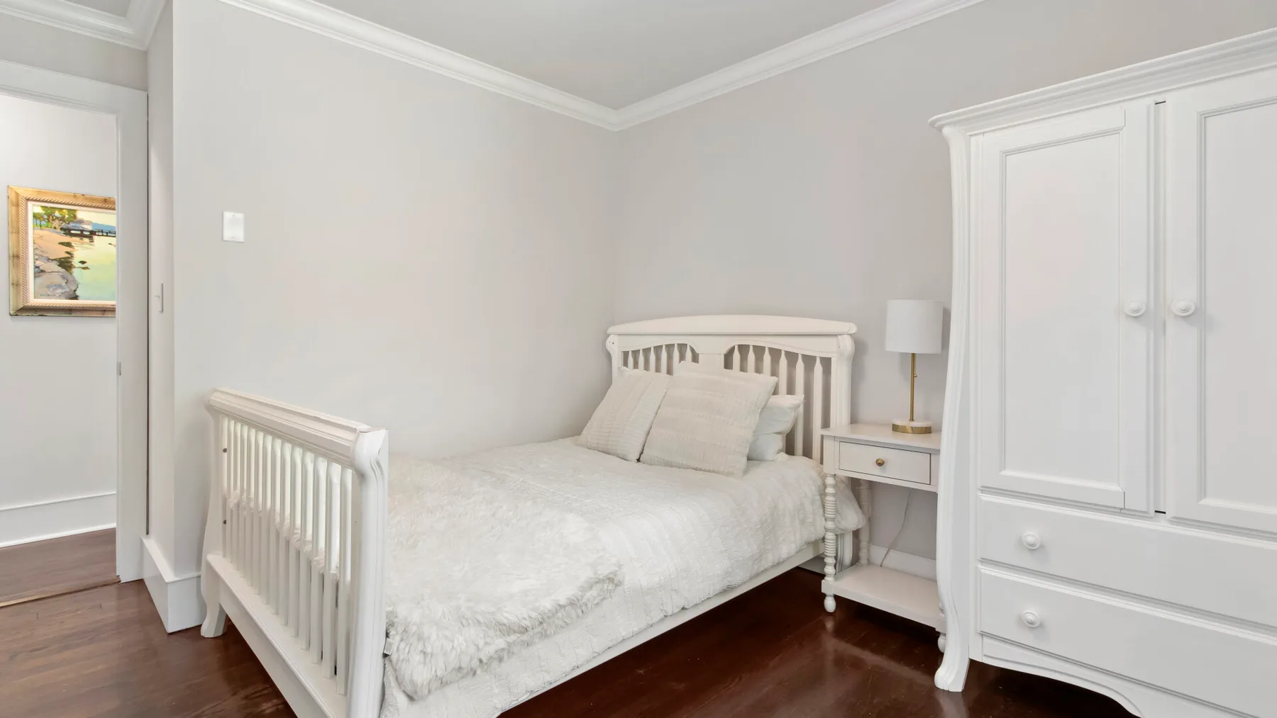 Un dormitorio con una cama, una mesita de noche y un armario empotrado.