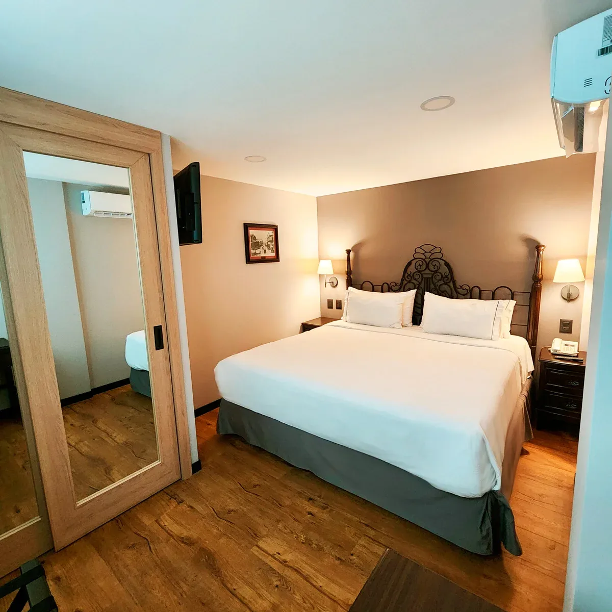 Standard king room interior