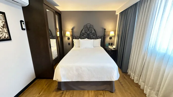 Habitación deluxe con cama king y vista a la ciudad
