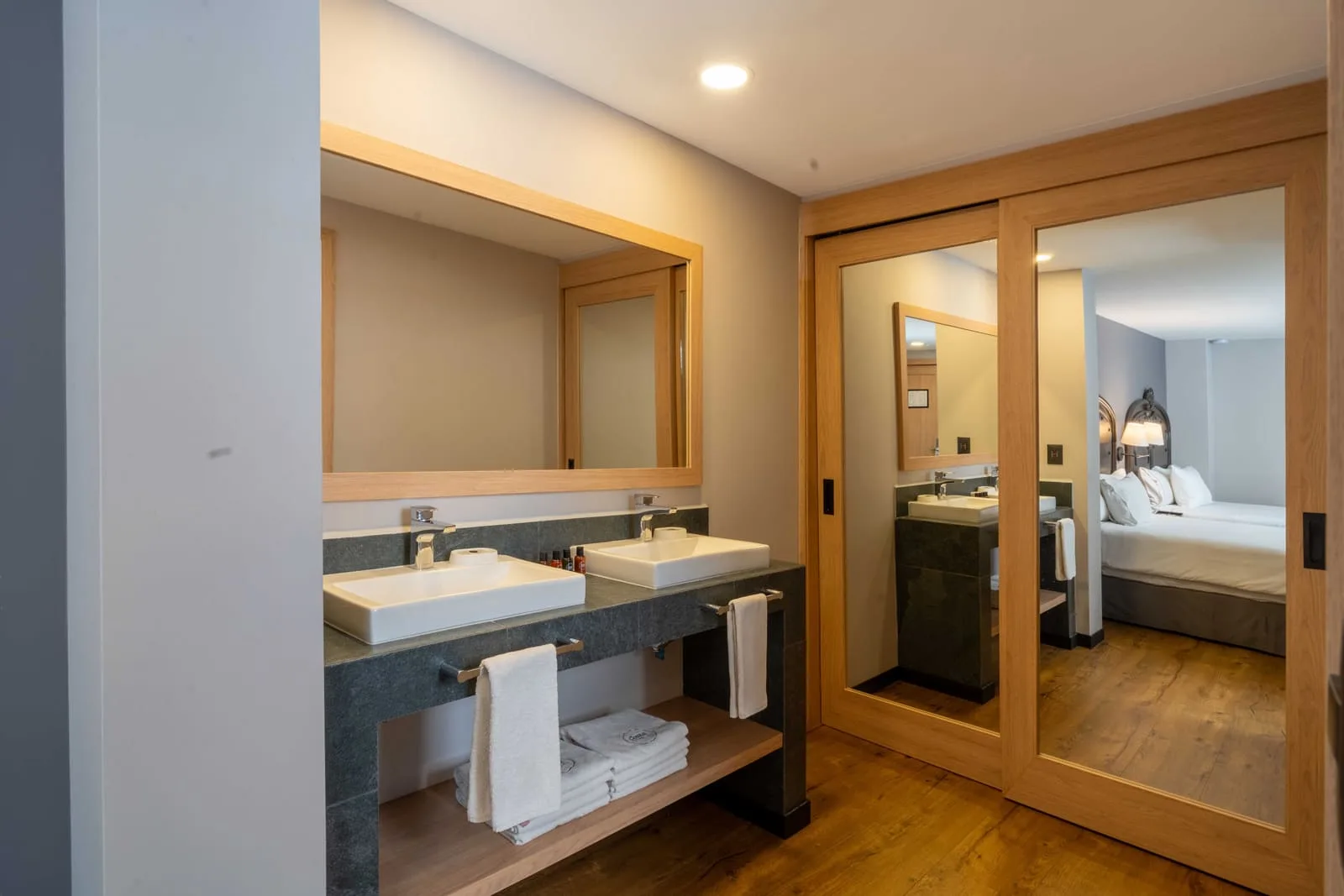 Deluxe room with two double beds, interior view