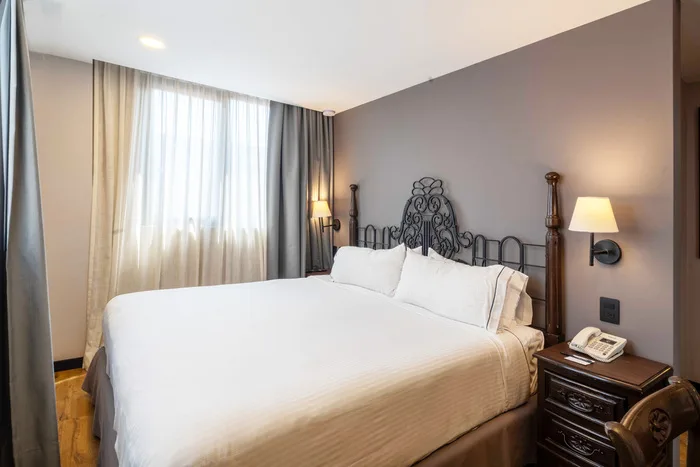 Habitación deluxe con cama king y vista a la ciudad
