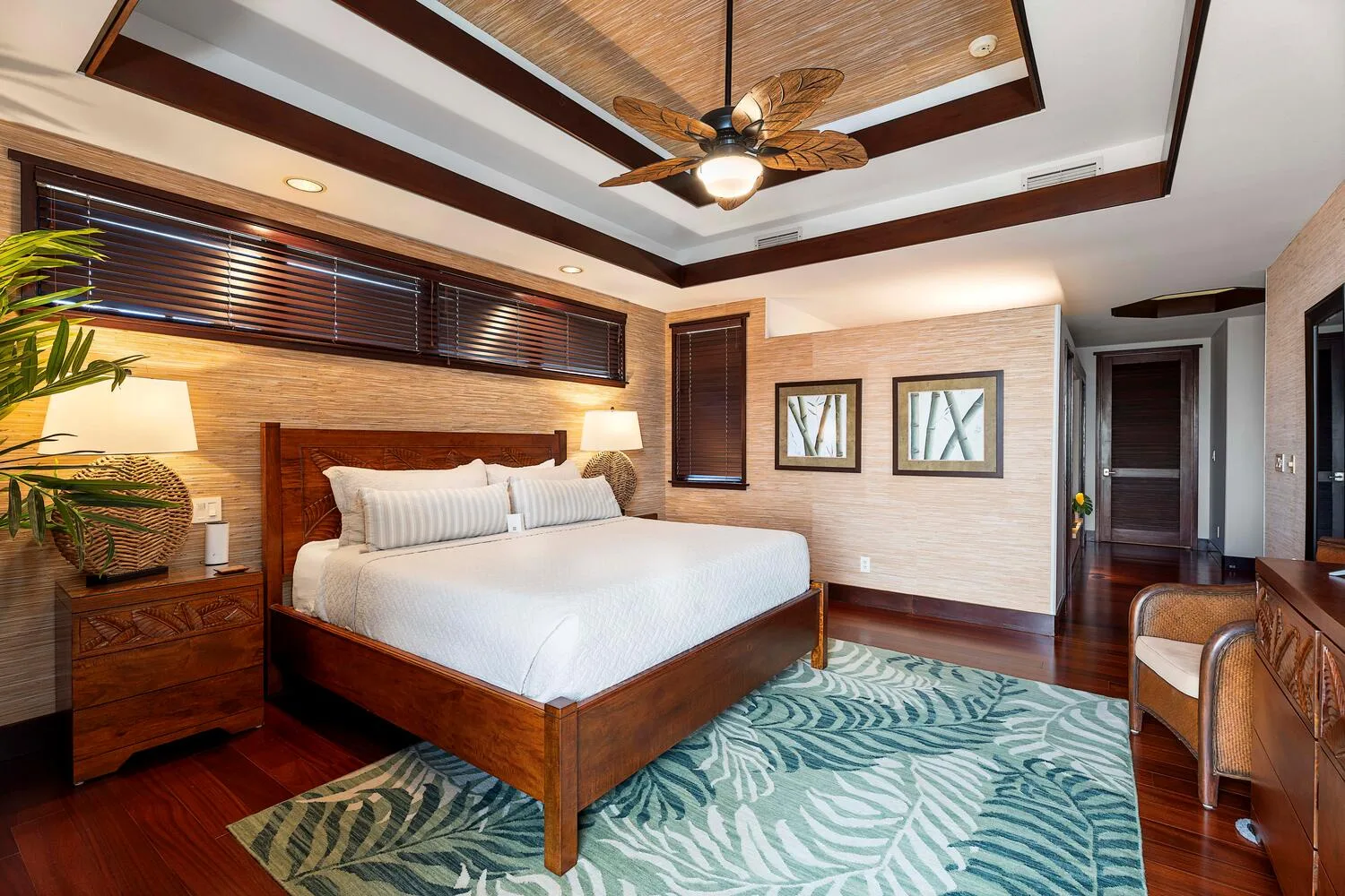 Un dormitorio con una cama de madera, mesas de noche y una alfombra estampada.