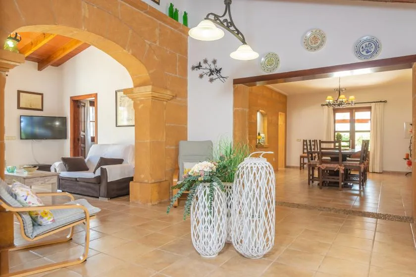 Espacio abierto de sala y comedor con suelo de baldosas y asientos.