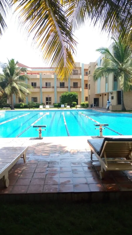Junto a la piscina