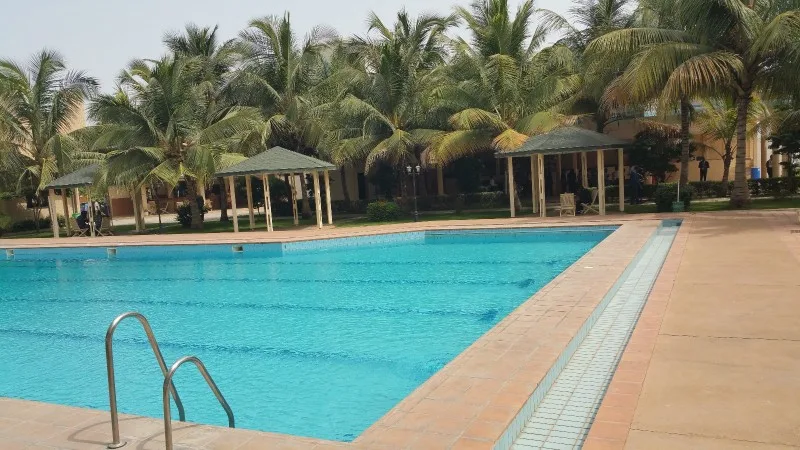 Junto a la piscina