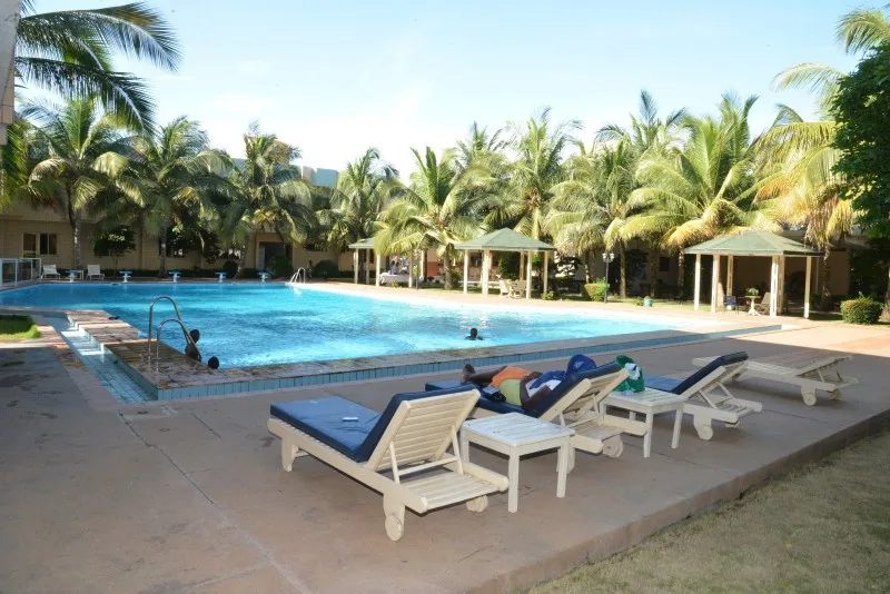 Junto a la piscina