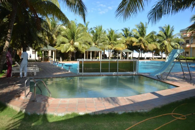 Junto a la piscina