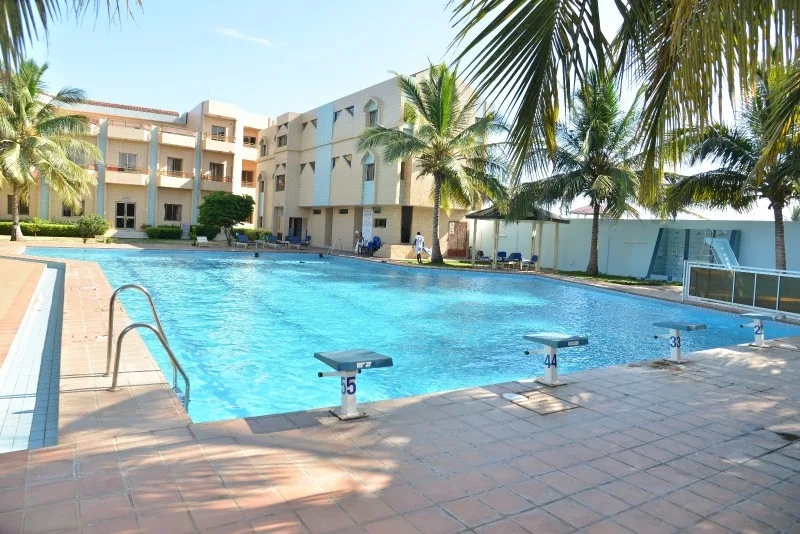 Junto a la piscina