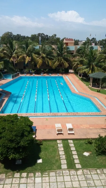 Junto a la piscina