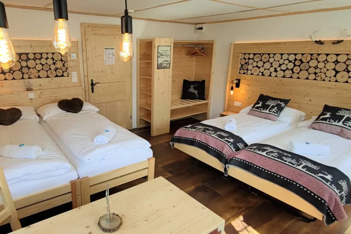 Habitación con cuatro camas