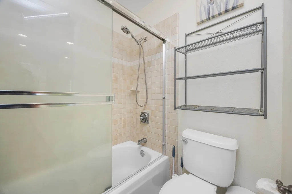 Un baño con bañera, ducha e inodoro.