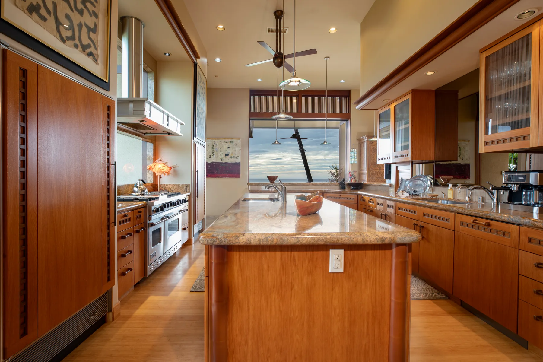 Una cocina amplia con gabinetes de madera y una gran isla central.
