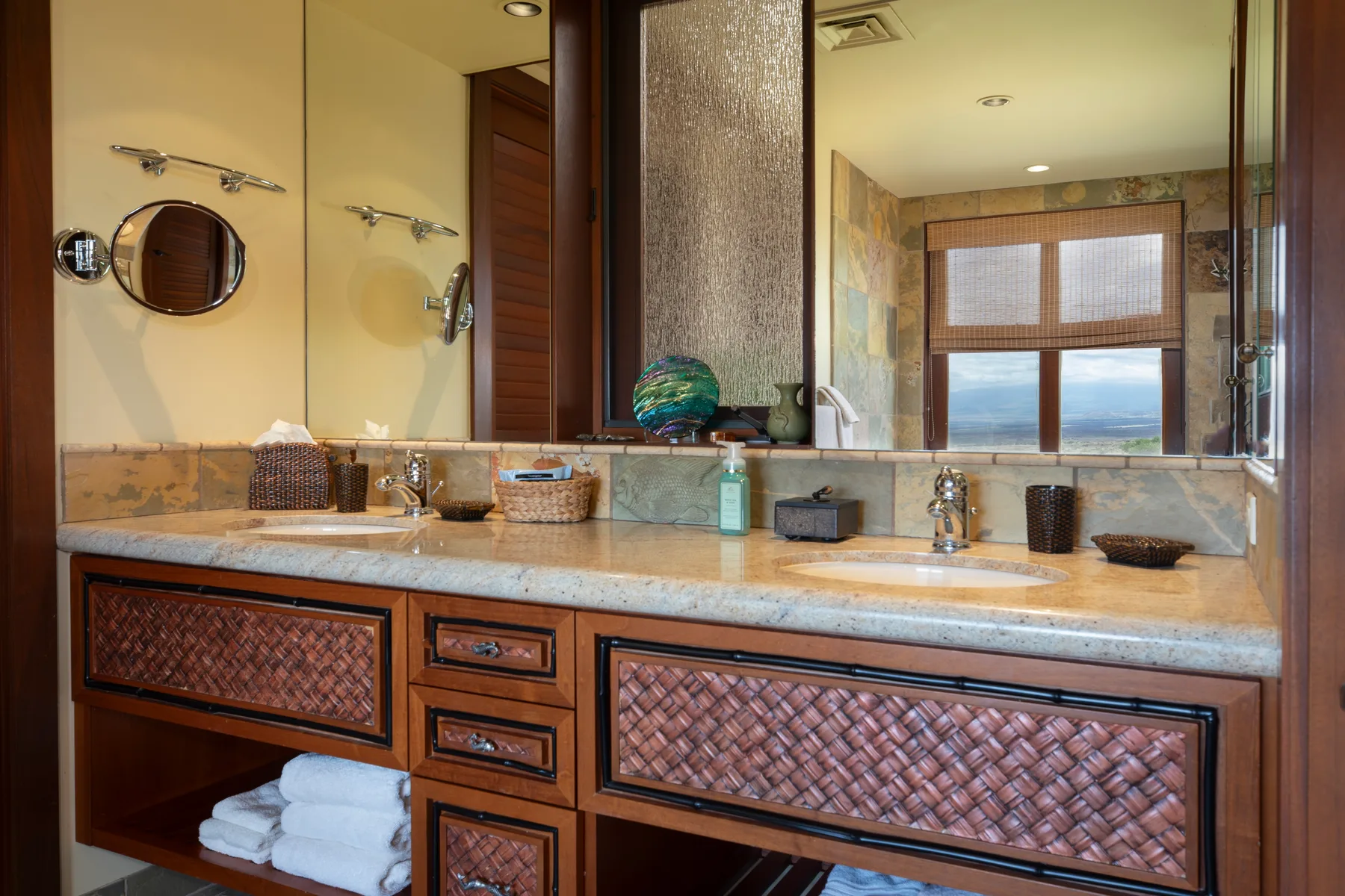Un tocador de baño con una encimera amplia, espejo y lavabo.