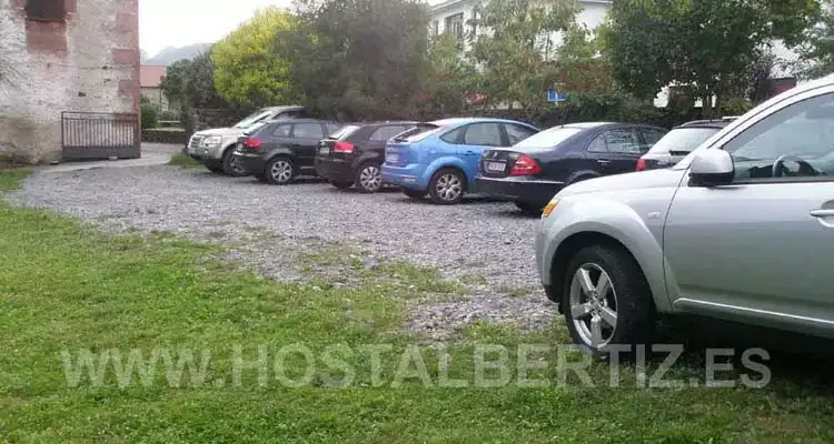 Hostal Bertiz parking