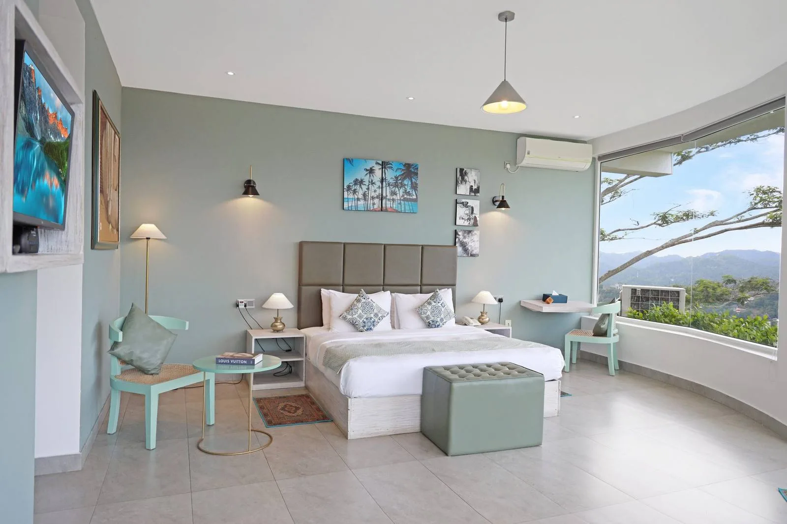 Habitación con cama king y ventanas de suelo a techo con vistas a las colinas de Kandy