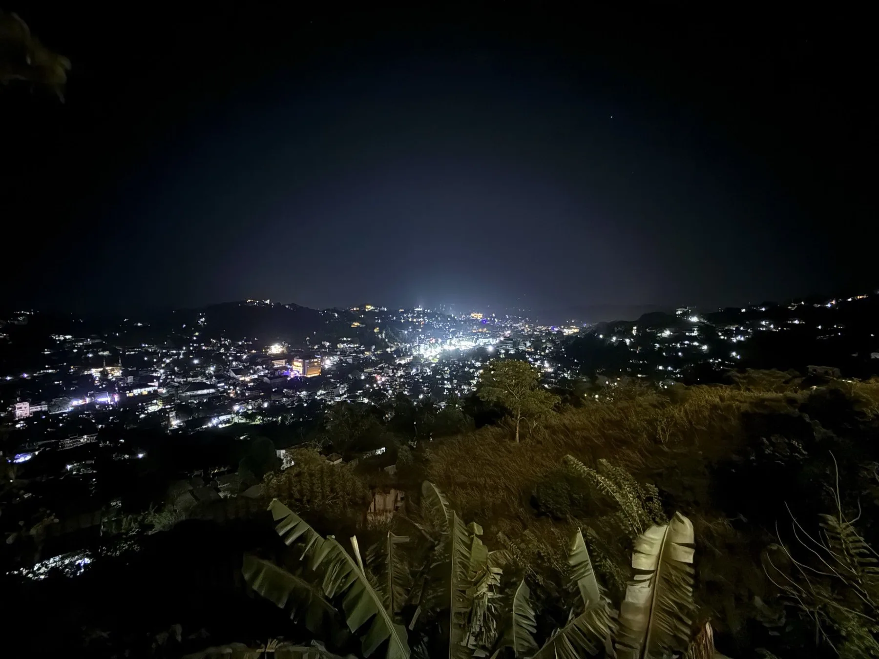 Luces de la ciudad de Kandy vistas desde The Summit Kandy