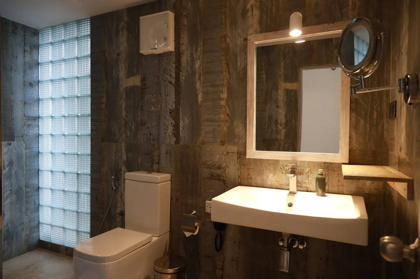 Baño privado con paredes revestidas de madera