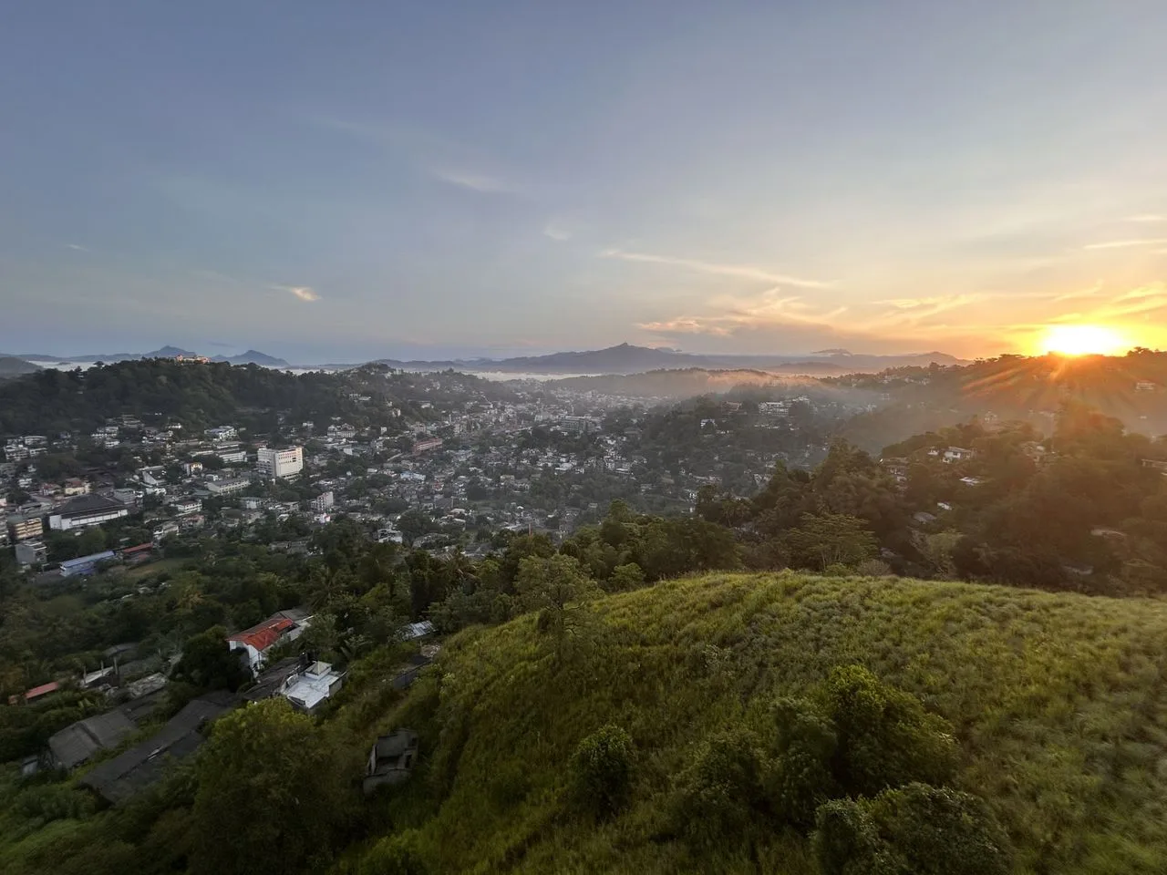 Amanecer sobre las colinas de Hanthana en The Summit Kandy