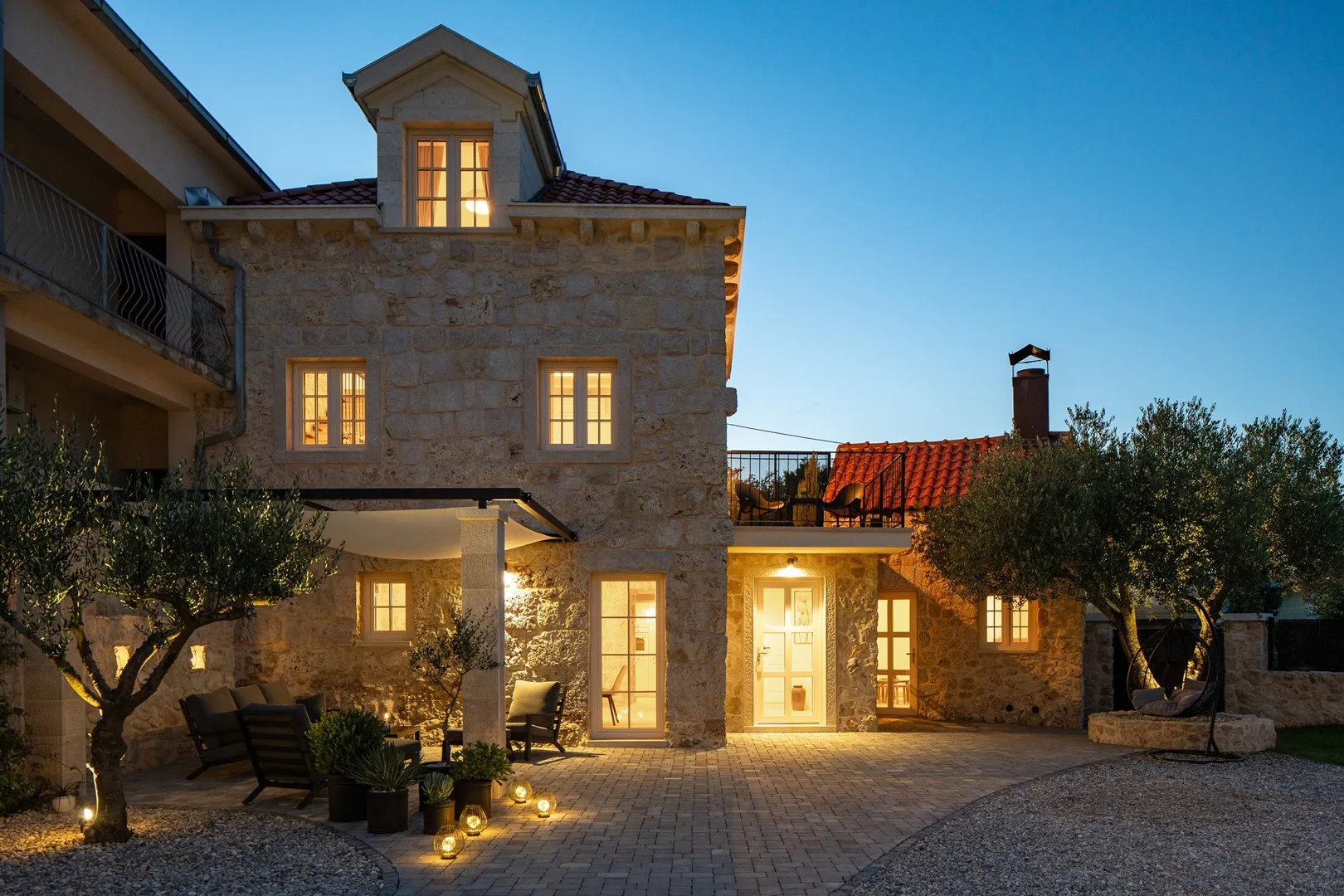 The closest minimarket, restaurant, and bar are all 600 meters from the villa