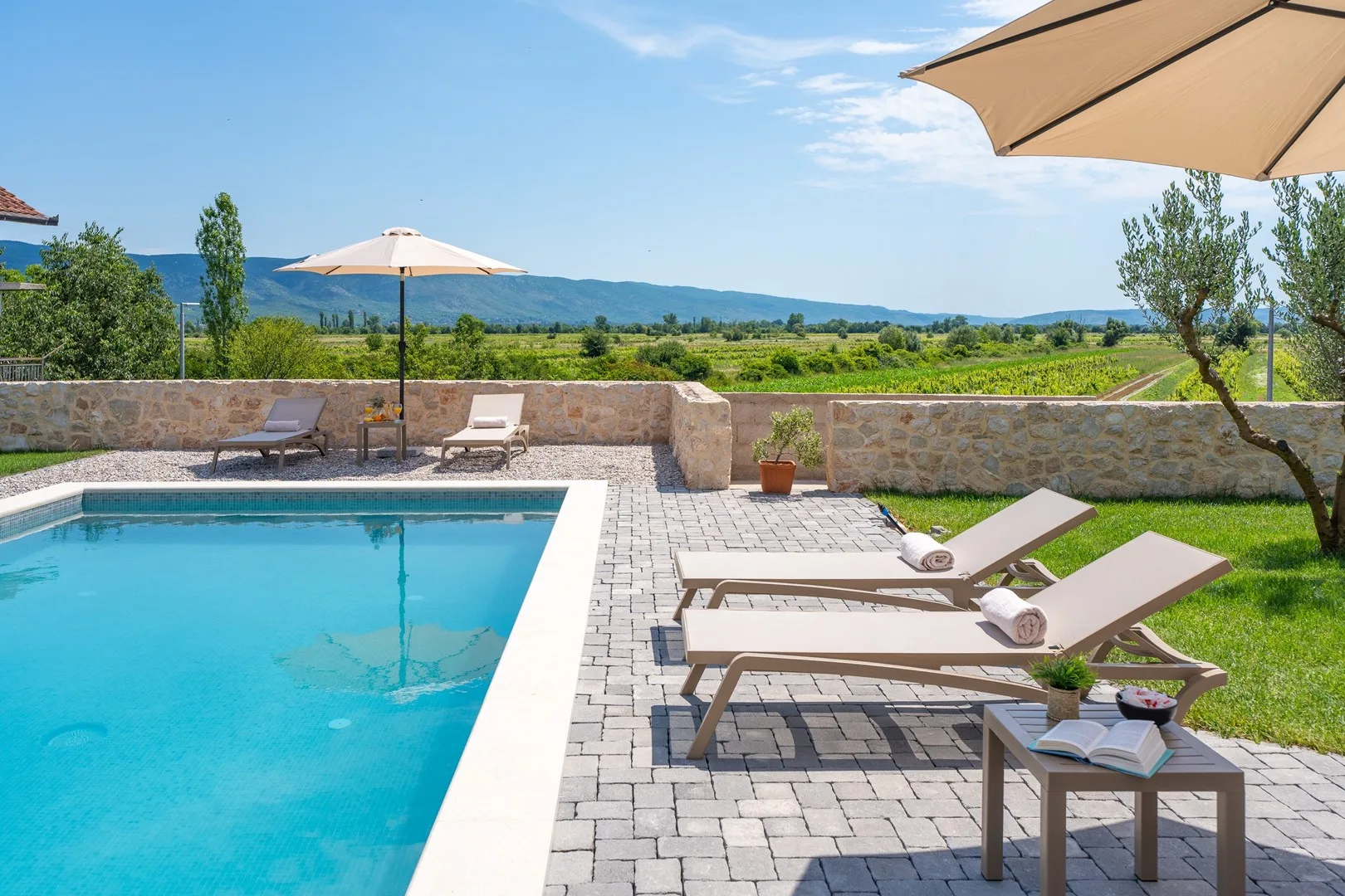 A spacious and very nicely organized sun deck area with 6 deck chairs
