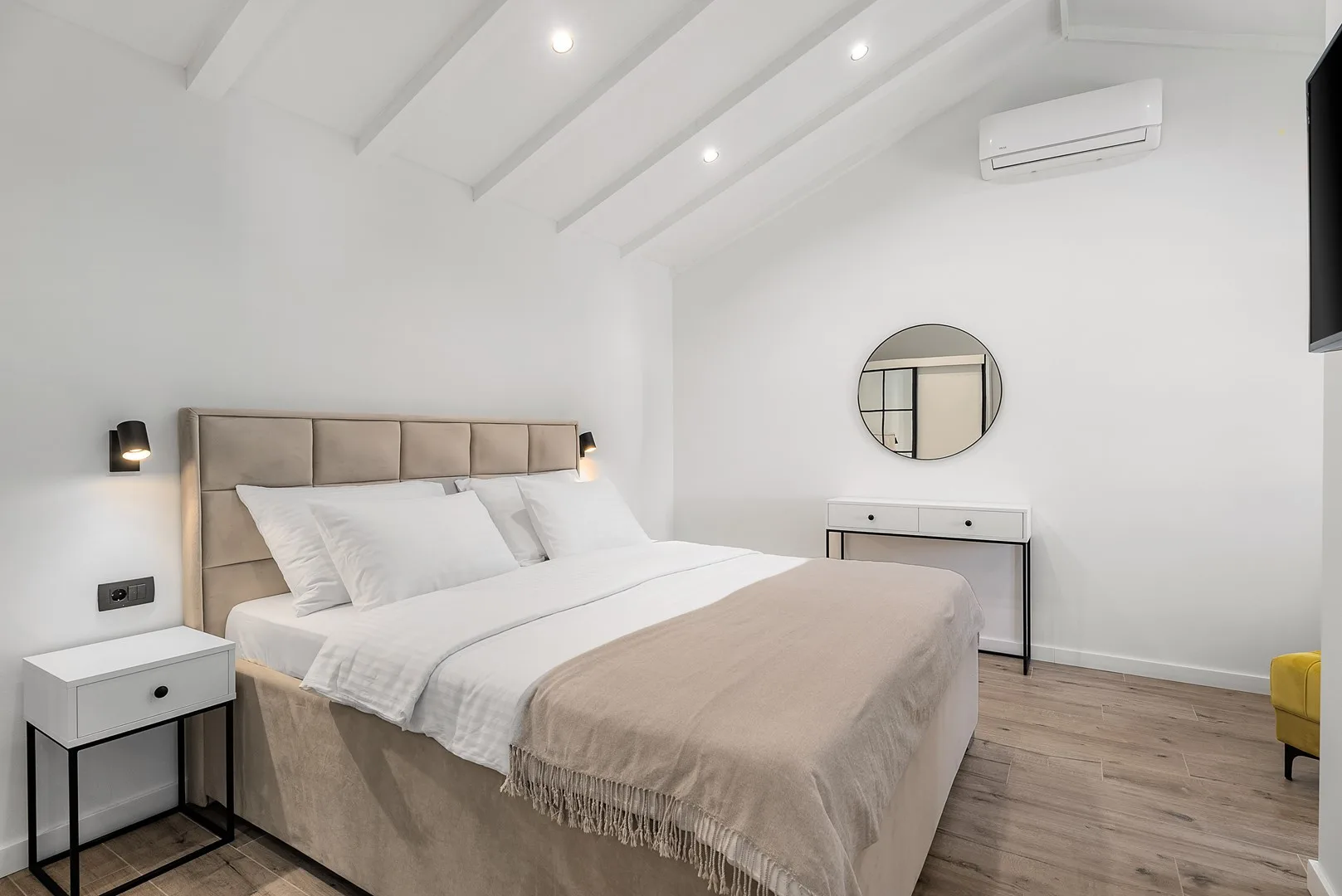 Offering TV, A/C and king-size bed