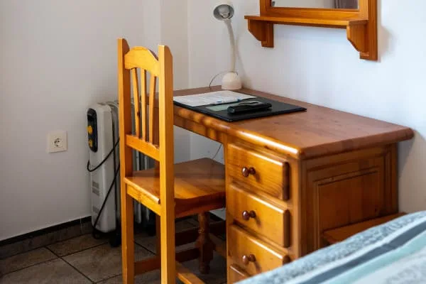 Mesa de la habitación individual