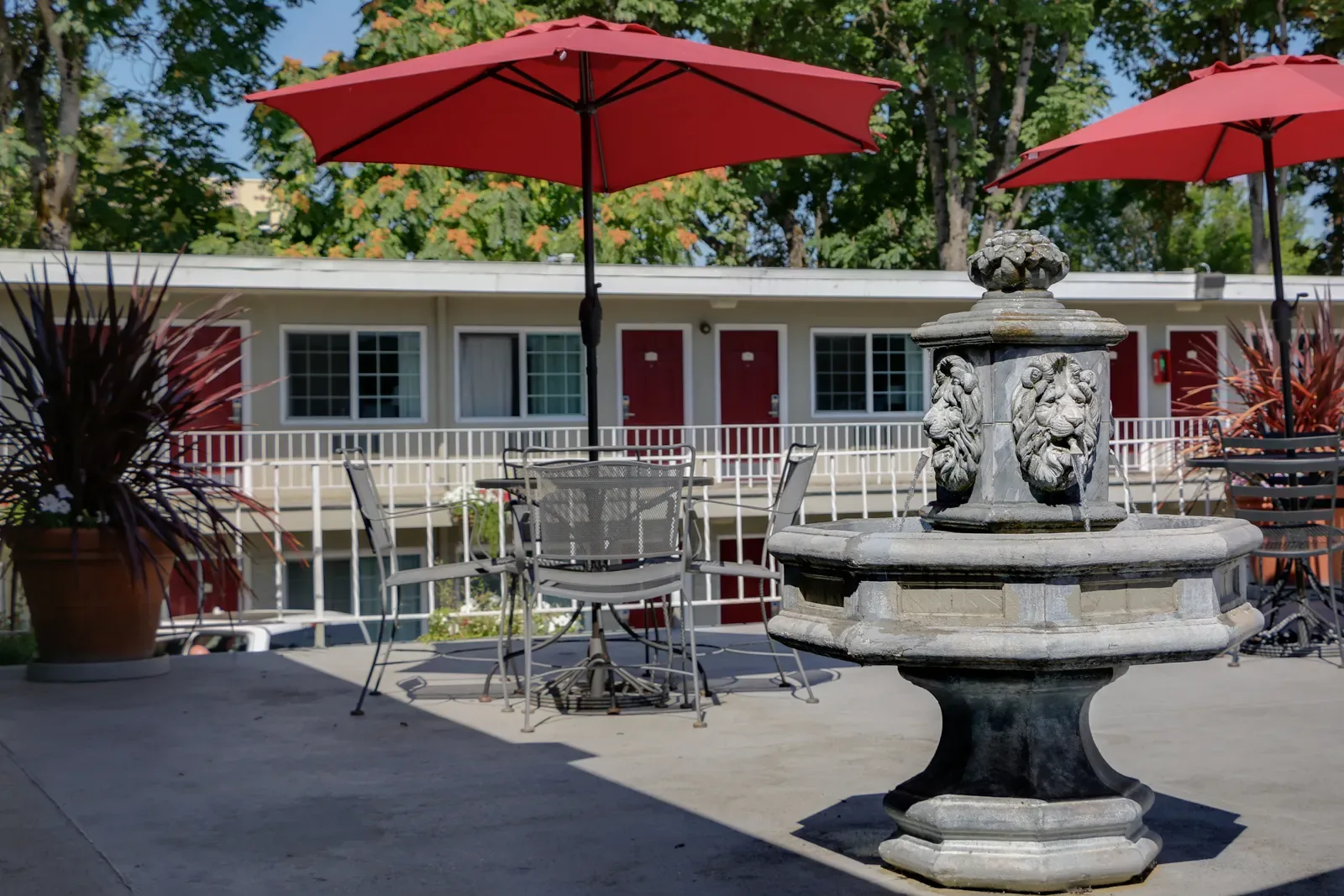 Exterior del Campus Inn & Suites