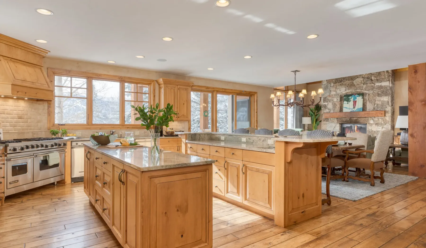 Una cocina amplia con gabinetes de madera y una gran isla central.