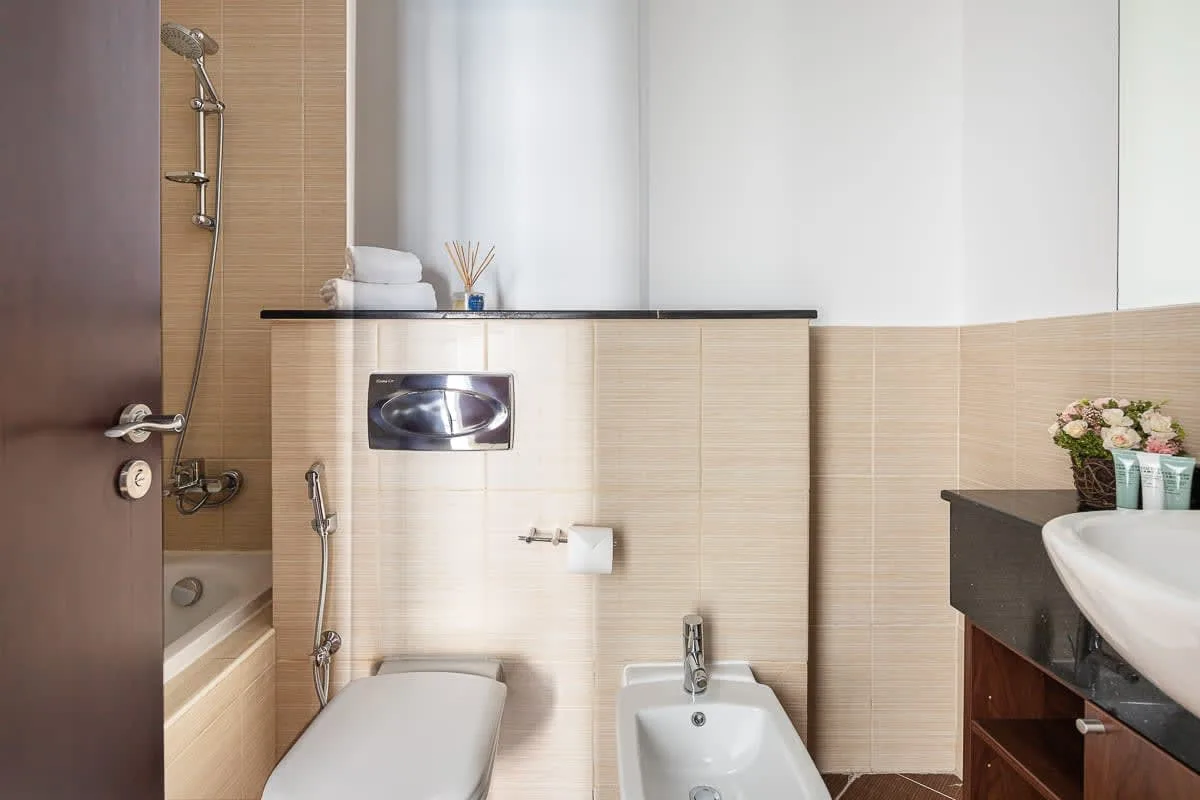 Un baño con ducha, bañera, inodoro y bidé.