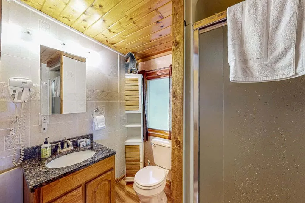 Un baño con lavabo, inodoro y ducha.